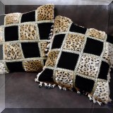 DW02. Decorative pillows.